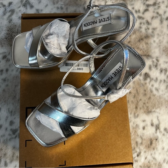 New Silver Steve Madden Platform Cross-Strap Sandals, Crazy Heels, sz 6 - Picture 4 of 14